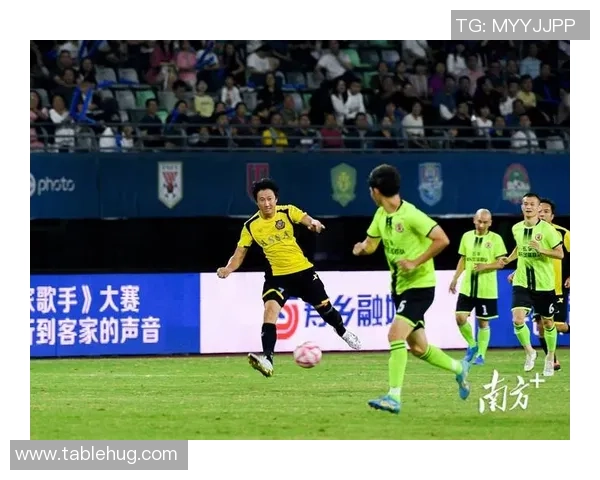 足球明星精彩瞬间双人合照高清呈现球场魅力与友谊的完美结合 足球明星精彩瞬间双人合照高清呈现球场魅力与友谊的完美结合