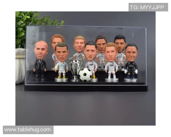 男孩足球明星摆件的名称及其寓意解析与收藏价值探讨