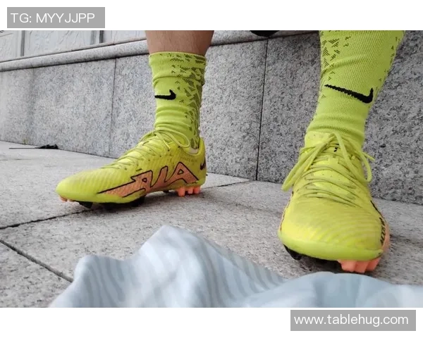 足球明星的足球袜选择揭秘及其对比赛表现的影响分析