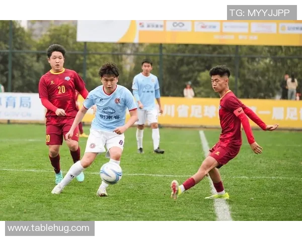 足球明星积极回馈家乡助力国家发展与青少年足球事业